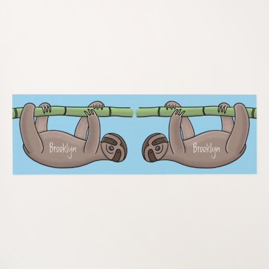 竹の漫画の上の可愛い笑顔のナマケモノイラストレーション ヨガマット (裏面(横))