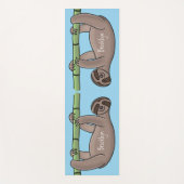 竹の漫画の上の可愛い笑顔のナマケモノイラストレーション ヨガマット (正面)