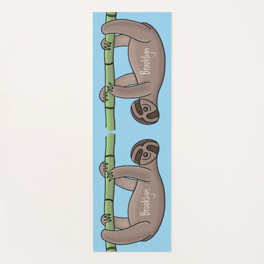 竹の漫画の上の可愛い笑顔のナマケモノイラストレーション ヨガマット (正面)