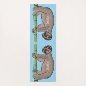 竹の漫画の上の可愛い笑顔のナマケモノイラストレーション ヨガマット (裏面)