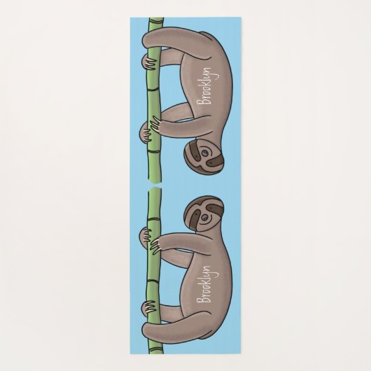 竹の漫画の上の可愛い笑顔のナマケモノイラストレーション ヨガマット (裏面)