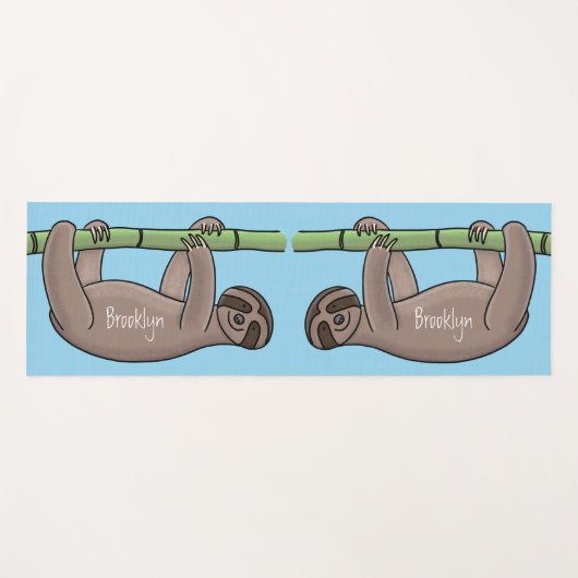 竹の漫画の上の可愛い笑顔のナマケモノイラストレーション ヨガマット (正面(横))