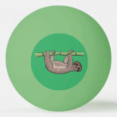 竹の漫画の上の可愛い笑顔のナマケモノイラストレーション 卓球ボール (裏面)