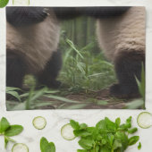 竹よくはしゃぐの森の中のベビーのパンダ キッチンタオル (折り畳み)