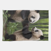 竹よくはしゃぐの森の中のベビーのパンダ キッチンタオル (横)