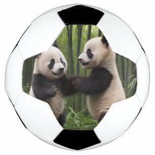 竹よくはしゃぐの森の中のベビーのパンダ サッカーボール