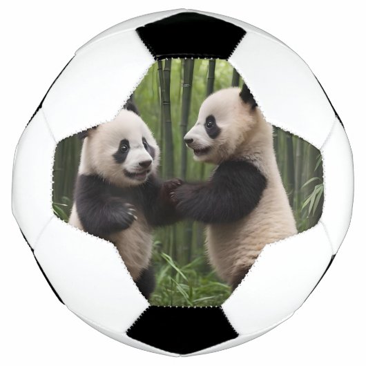 竹よくはしゃぐの森の中のベビーのパンダ サッカーボール (正面)