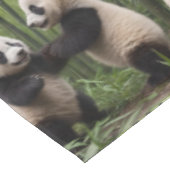 竹よくはしゃぐの森の中のベビーのパンダ テーブルクロス (アングル)