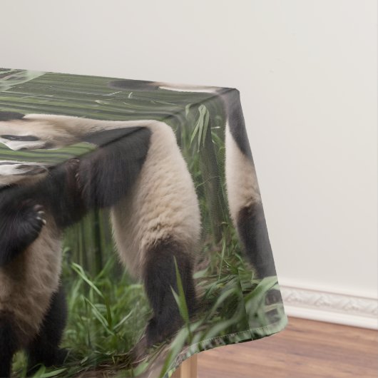 竹よくはしゃぐの森の中のベビーのパンダ テーブルクロス (インサイチュ)