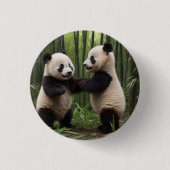 竹よくはしゃぐの森の中のベビーのパンダ 缶バッジ (正面)