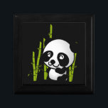竹林の中にかわいい白黒のパンダ ギフトボックス<br><div class="desc">白と黒のパンダの可愛らしいイラストレーションは、小さな木立の緑の竹茎の間に座って、幸せそうな、愛しフレンドリーい。黒い背景が本当にこの小さなパンダを作ポップ・アートのる!</div>