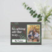 笑いながら写真のクリスマスの葉を撮る ポストカード (スタンド正面)