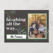 笑いながら写真のクリスマスの葉を撮る ポストカード (正面)