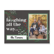 笑いながら写真のクリスマスの葉を撮る