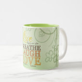 笑いの愛のメッセージを一息ついたときまで幸せに暮らす ツートーンマグカップ (正面右)