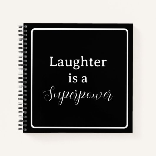 「笑いは超大国」のフレーズ白レタリング ノートブック (正面)
