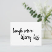 笑い続け、心配の少ない感動的引用文 ポストカード (スタンド正面)