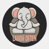 笑い頻繁にかわいいベビー象ヨガポーズをする ラウンドシール (正面)