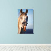 笑い馬 キャンバスプリント (インサイチュ (ウッドフロア))