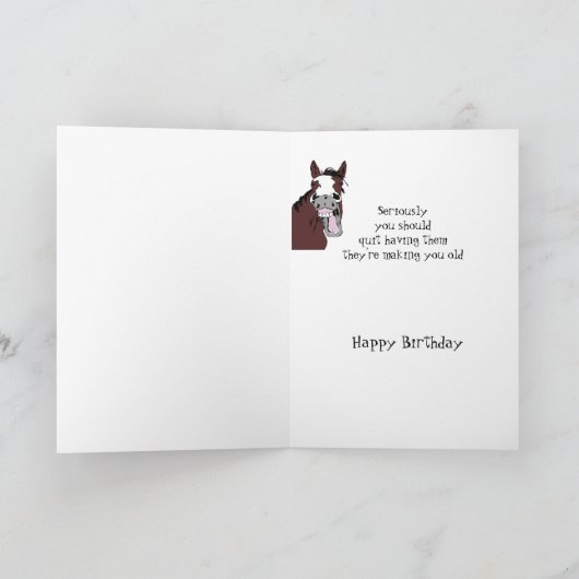 笑うおもしろい馬の古いユーモア誕生日 カード (内部)