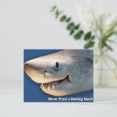 笑うサメを信用しない ポストカード (スタンド正面)