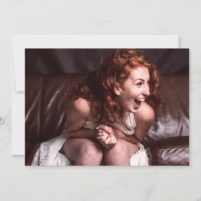 笑う若い女優 (正面)