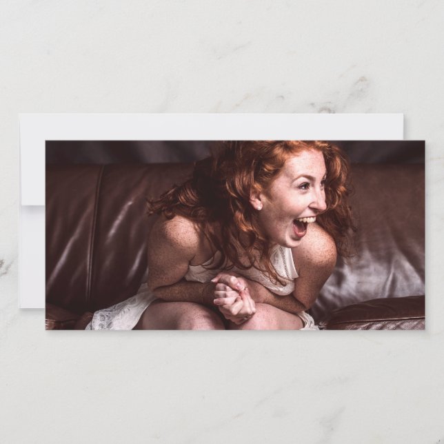 笑う若い女優 (正面)