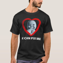 笑う赤ちゃんを抱っこするAi バイカちゃん Tシャツ