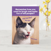 笑おもしろいう猫が老人を笑う誕生日 カード (黄色い花)