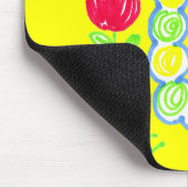 笑った幸せな幼虫の黄色の背景 マウスパッド (コーナー)