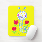 笑った幸せな幼虫の黄色の背景 マウスパッド (マウス)