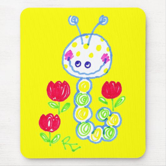 笑った幸せな幼虫の黄色の背景 マウスパッド (正面)