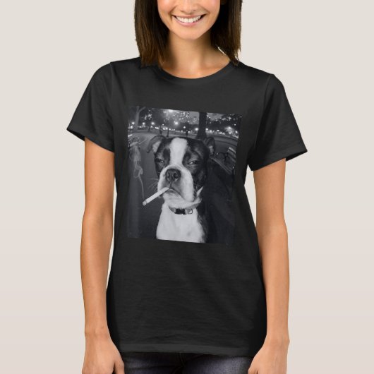笑っている犬のタバコ・ジョーク グッズ Gen Z おもしろ犬グッズ Tシャツ (正面)