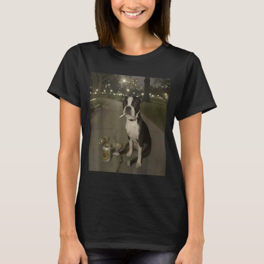 笑っている犬のタバコ・ミーム ジェネレーションZの犬好きな人へ Tシャツ (正面)