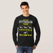 笑わされるロットワイラー犬のオーナー Tシャツ (正面フル)
