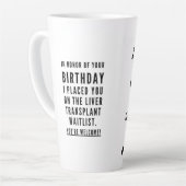 笑わされる最高の友の皮肉ハッピーバースデー カフェラテマグ (左アングル)