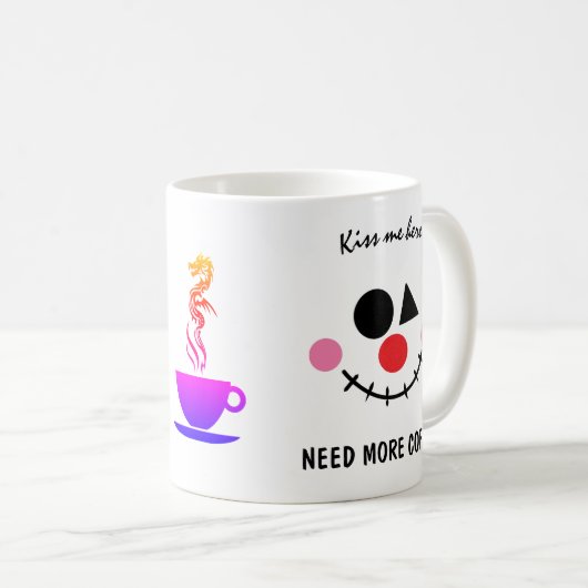 笑顔おもしろい顔。もっとコーヒーが欲しい。キスここに コーヒーマグカップ (正面右)