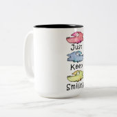 笑顔でいこう!色とりどりの歯のある魚 ツートーンマグカップ (正面左)