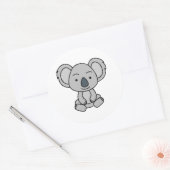 笑顔で座っているかわいいコアラ ラウンドシール (封筒)