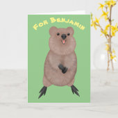 笑顔のかわいいクォッカ漫画デザイン カード (黄色い花)