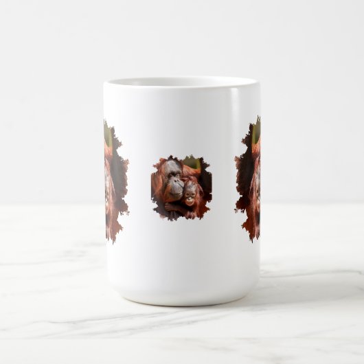 笑顔のベビーオランウータン母アーム コーヒーマグカップ (中央)
