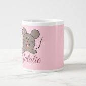 笑顔のマウス-パステルピンクモノグラムの ジャンボコーヒーマグカップ (正面右)
