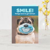 笑顔のマスクでパグ – 物事が良くなる カード (黄色い花)