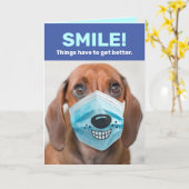 笑顔のマスクを持つ犬 – 物事が良くなる カード (黄色い花)