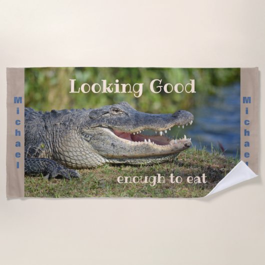 笑顔のワニおもしろいゲーターワイルドライフフォト ビーチタオル (正面)