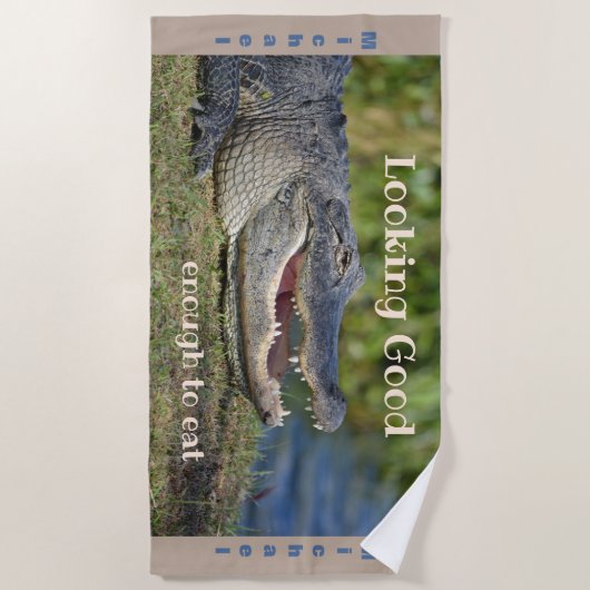 笑顔のワニおもしろいゲーターワイルドライフフォト ビーチタオル (正面)