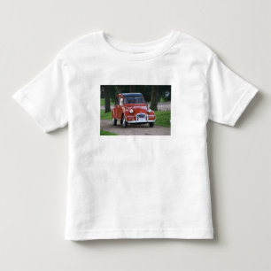 笑顔の女性と古い赤いシトロエン2CV車 トドラーTシャツ