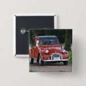 笑顔の女性と古い赤いシトロエン2CV車 缶バッジ (正面&裏面)