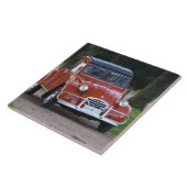 笑顔の女性を乗せた赤い古い2CV車 タイル (側面)