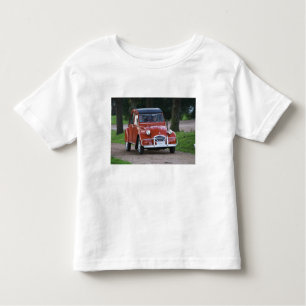 笑顔の女性を乗せた赤い古い2CV車 トドラーTシャツ